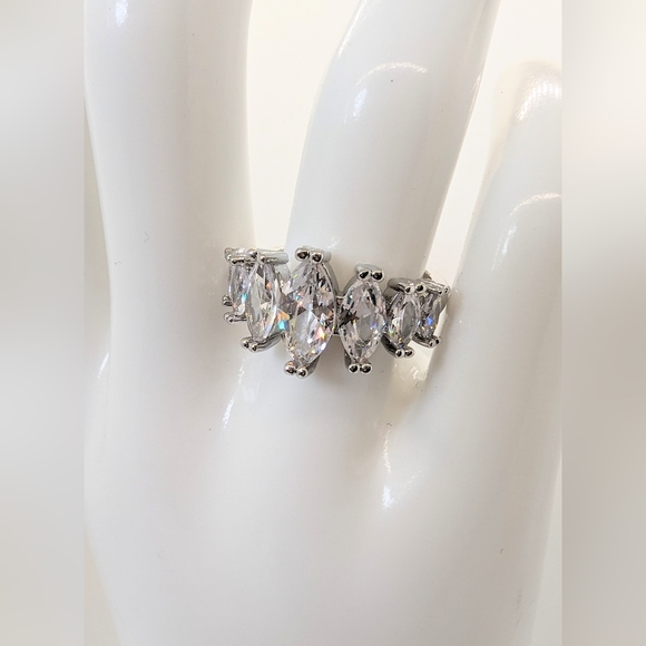 Women's 1.55ctw White Topaz Ring | Size: 7 | Stunning Sparkle! - Picture 4 of 4